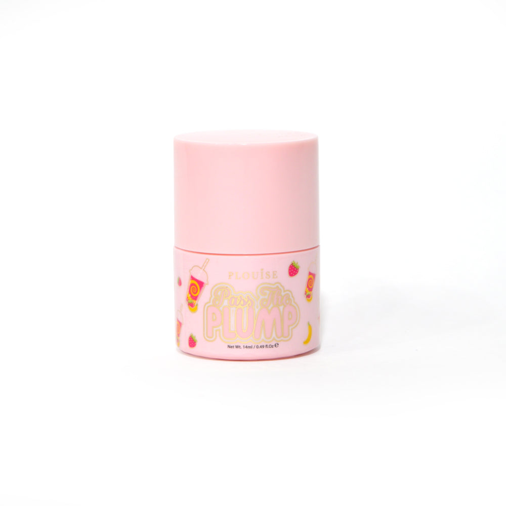 Roze fles P.Louise Pass The Plump Lip Treatment op een witte achtergrond