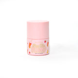 Roze fles P.Louise Pass The Plump Lip Treatment op een witte achtergrond