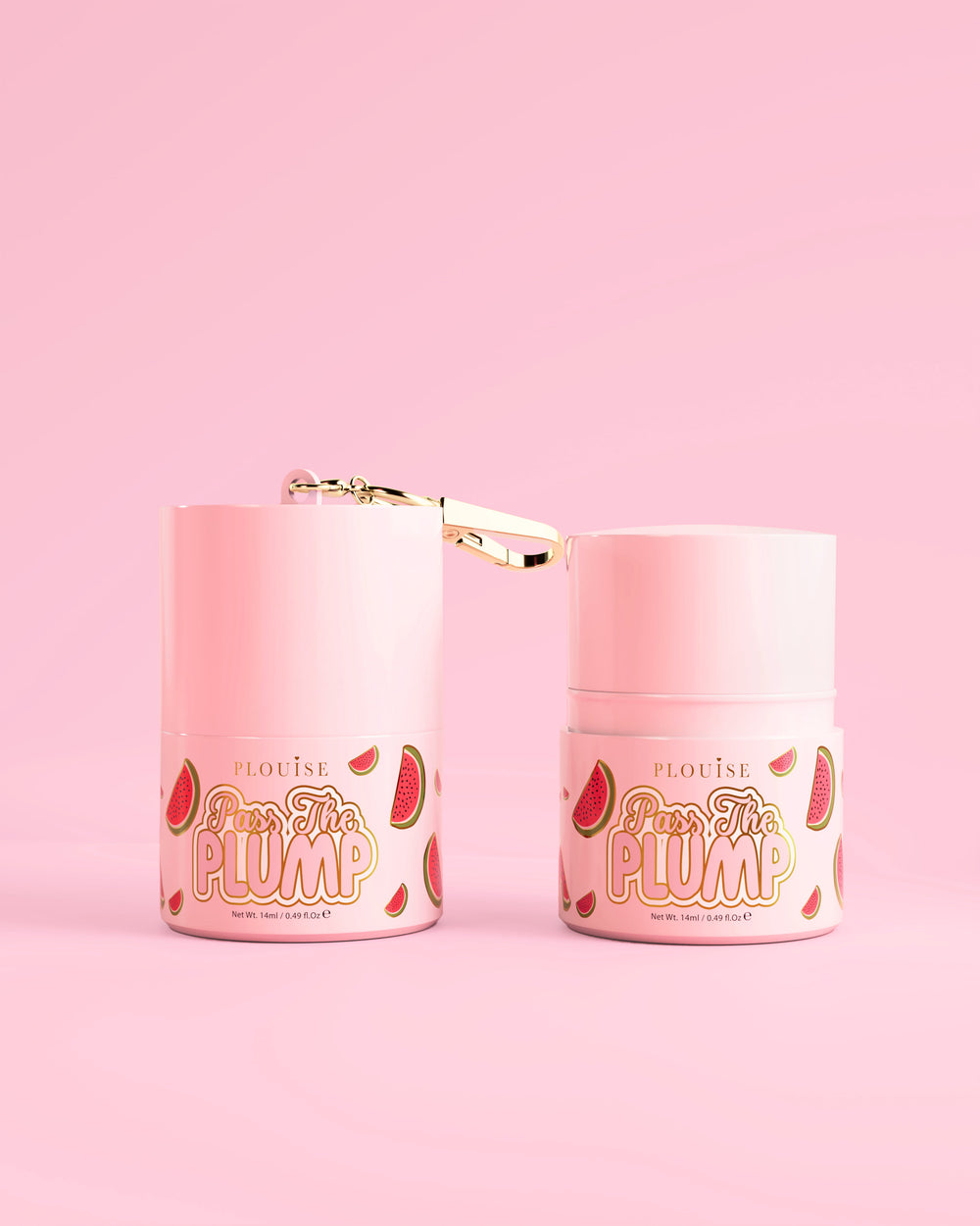 Twee roze potjes P.Louise Pass The Plump Lip Treatment met watermeloenmotief op een roze achtergrond