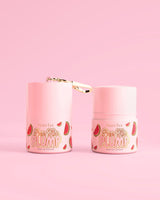 Twee roze potjes P.Louise Pass The Plump Lip Treatment met watermeloenmotief op een roze achtergrond