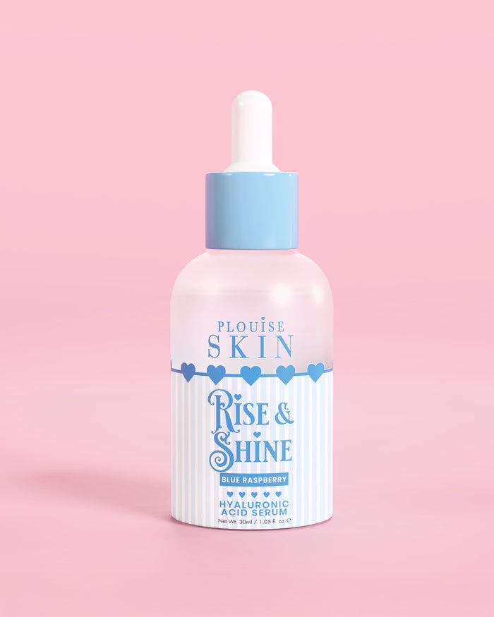 زجاجة زرقاء وبيضاء من سيروم P.Louise Rise & Shine الهيالورونيك بنكهة توت أزرق