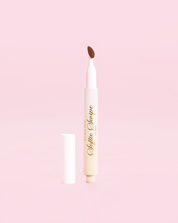 รูปภาพของ P.Louise Softie Swipe Tinted Lip Mask สี Sweet Spot บนพื้นหลังสีชมพู