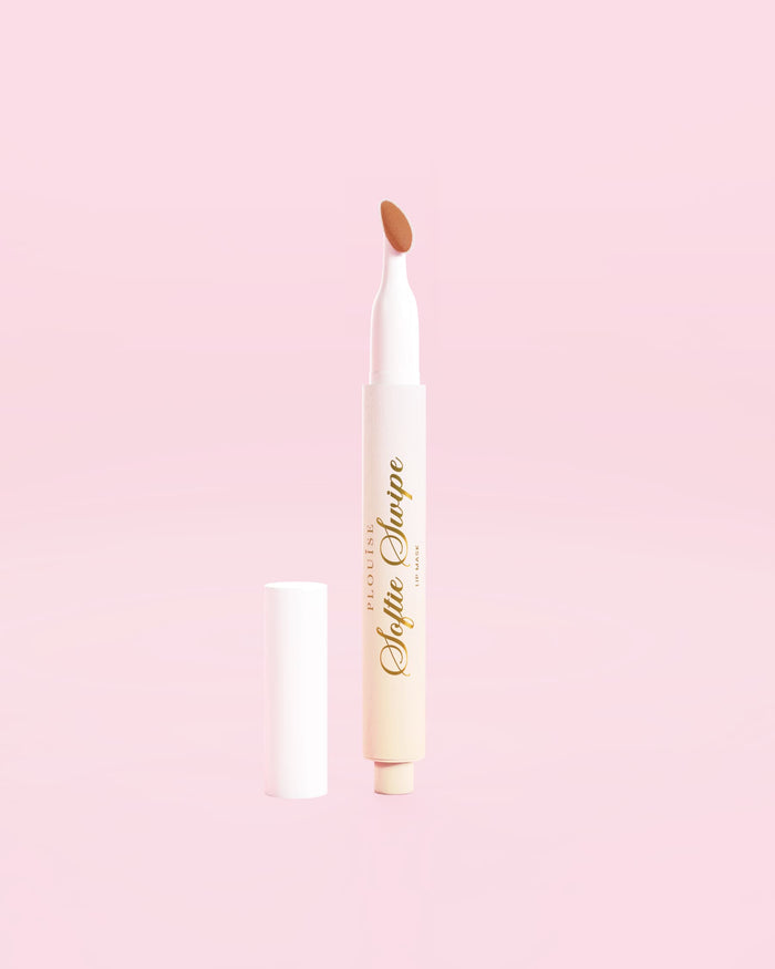 ภาพแสดง P.Louise Softie Swipe Tinted Lip Mask ในเฉดสี Snuggle Up