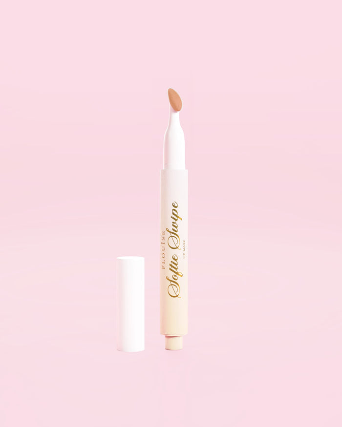 ภาพแสดง P.Louise Softie Swipe Tinted Lip Mask สี Barely There เฉดสีตัดกับพื้นหลังสีชมพู