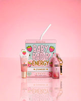 P.Louise Strawberry Baby Bad B Mini Lip Oil & Mini Lip Conditioner sobre fondo rosa