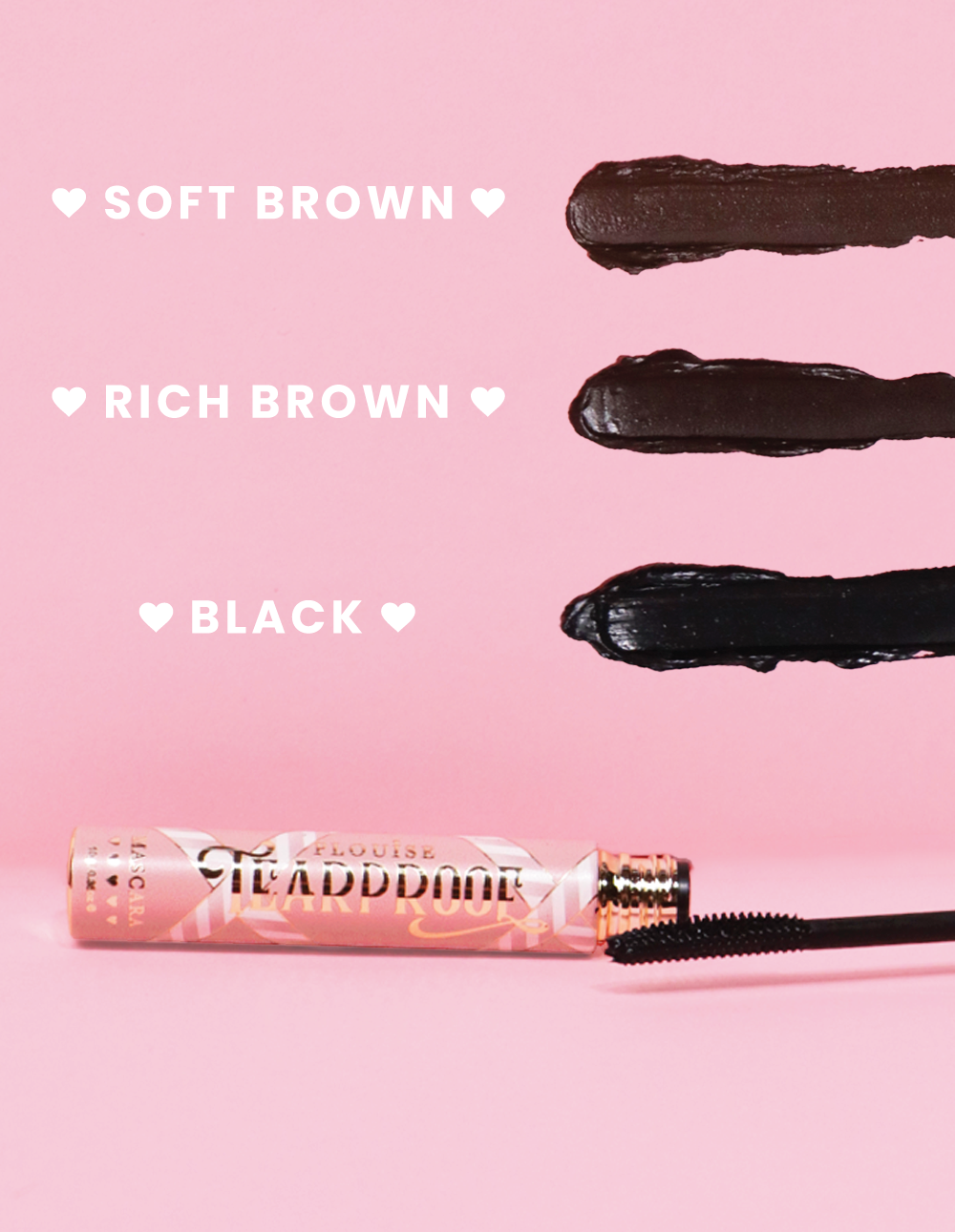 P. Louise Tearproof Mascara-prøver i tre forskjellige nyanser med tekst som sier hver nyanse på en rosa bakgrunn