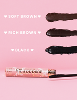 P. Louise Tearproof Mascara-prøver i tre forskjellige nyanser med tekst som sier hver nyanse på en rosa bakgrunn