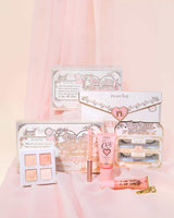 P.Louise You're Cordially Invited Braut-Make-up-Set mit rosa-weißer Verpackung auf zartrosa Hintergrund