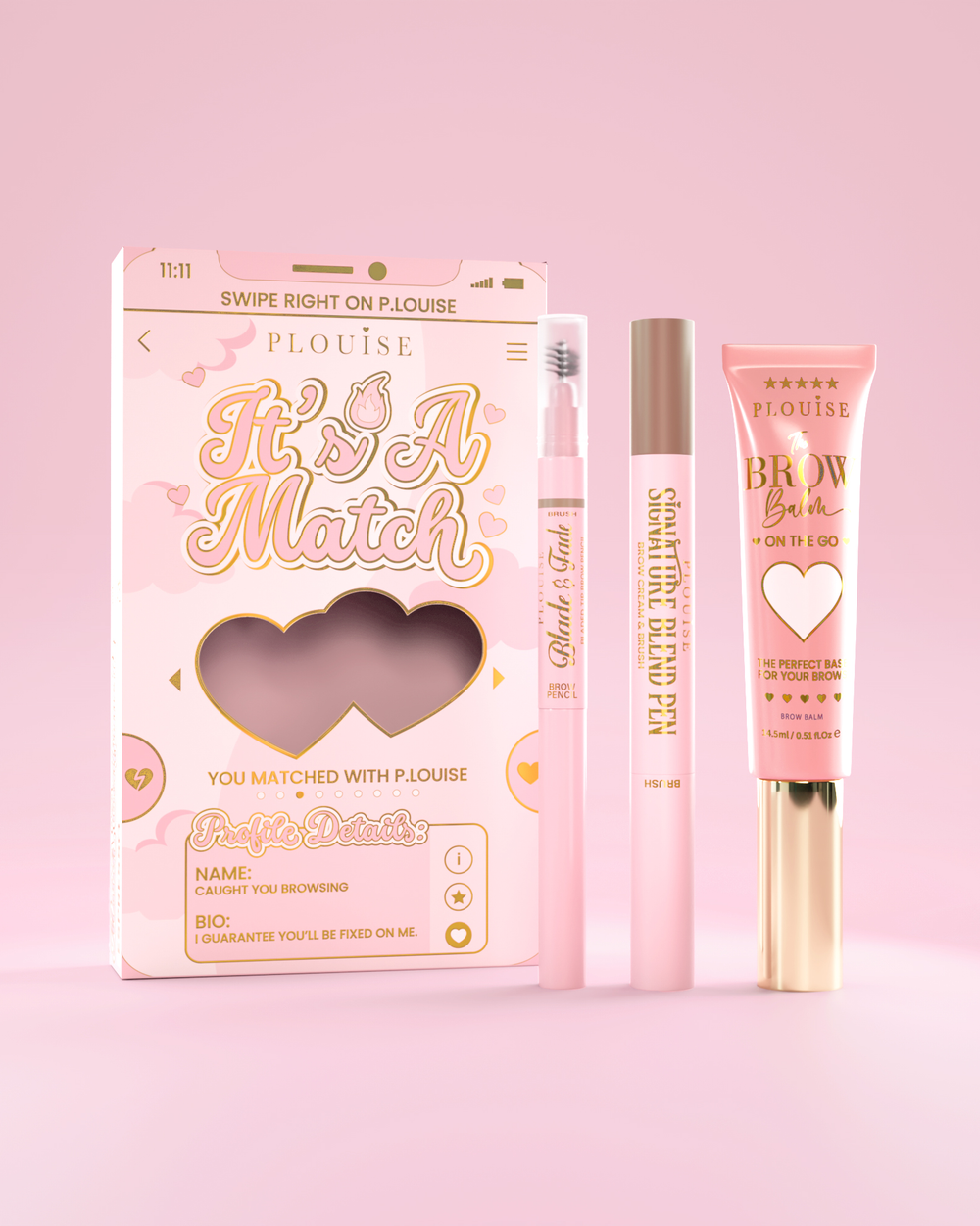 Det är A Match kosmetiska ögonbrynsset inklusive P.Louise Signature Blend Pen, Blade & Fade Brow Pencil och Brow Balm, förpackade i rosa och guld-tema lådor med hjärtmotiv.