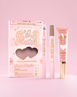 Det är A Match kosmetiska ögonbrynsset inklusive P.Louise Signature Blend Pen, Blade & Fade Brow Pencil och Brow Balm, förpackade i rosa och guld-tema lådor med hjärtmotiv.
