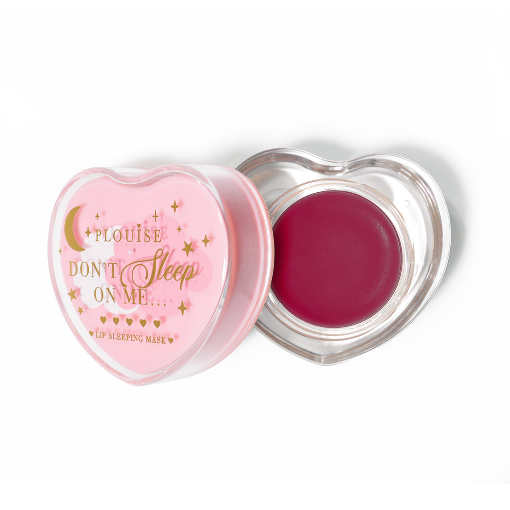 Rosa hjärtformad läppsovmask med locket av på vit bakgrund
