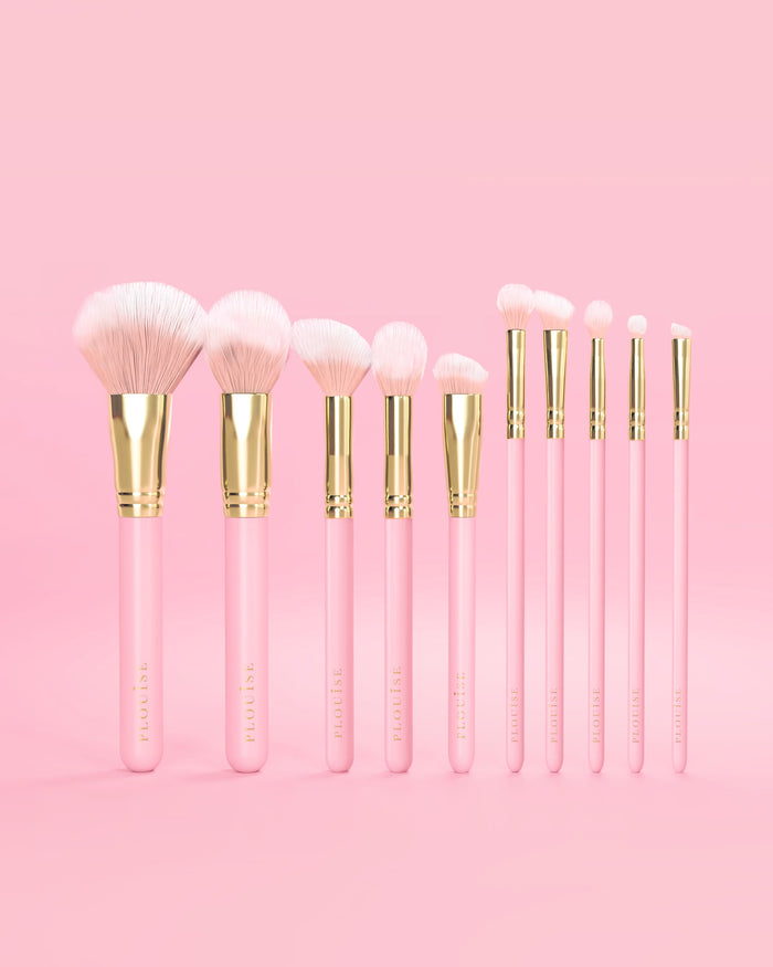 ชุดแปรงแต่งหน้า P.Louise สีชมพู 10 ชิ้น ด้ามจับสีชมพู และเน้นสีทองบนพื้นหลังสีชมพู