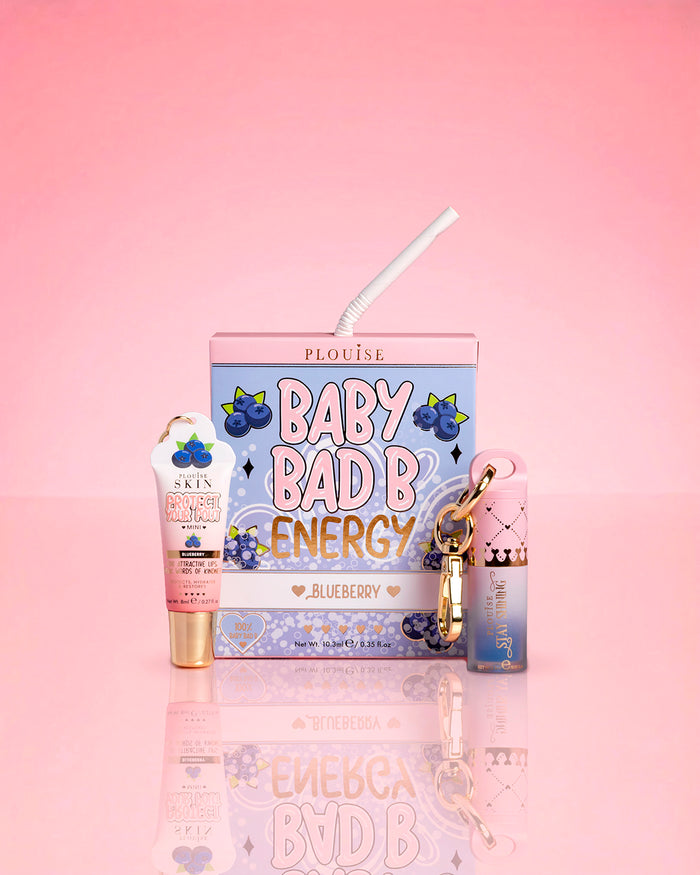 P.Louise Blueberry Baby Bad B Energy Mini Lip Conditioner และ Lip Oil Duo บนพื้นหลังสีชมพู