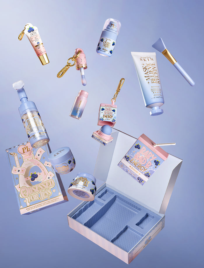P.Louise Blueberry Obsessed For Bad Bitch Bundle ลอยอยู่บนพื้นหลังสีน้ำเงิน