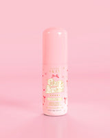 Roze flesje P.Louise Pure Intentions Purify & Brightening Lotion met rode strikjes tegen een roze achtergrond