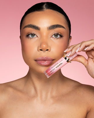 P.Louise Stay Shining Lip Gloss Ulei de buze pe model