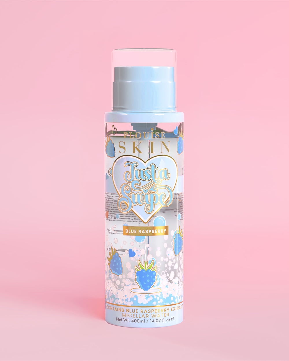 Eau micellaire parfumée à la framboise bleue P. Louise Just A Swipe avec motifs de framboise bleue sur le flacon sur fond rose clair