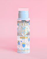 Eau micellaire parfumée à la framboise bleue P. Louise Just A Swipe avec motifs de framboise bleue sur le flacon sur fond rose clair