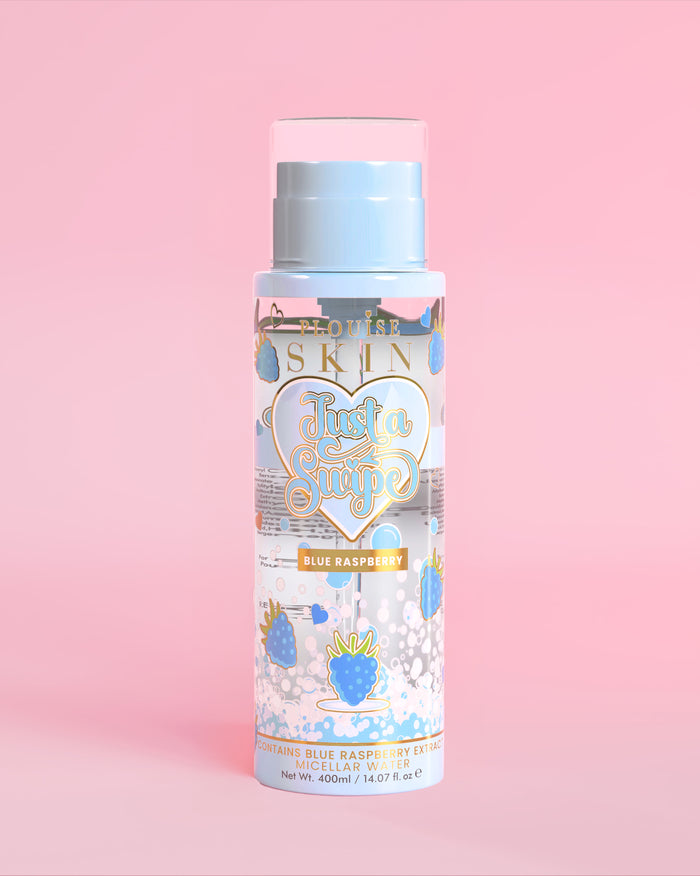 P. Louise Just A Swipe blue raspberry fragranced Micellar Water พร้อมดีไซน์สีฟ้าราสเบอร์รี่บนขวดบนพื้นหลังสีชมพูอ่อน