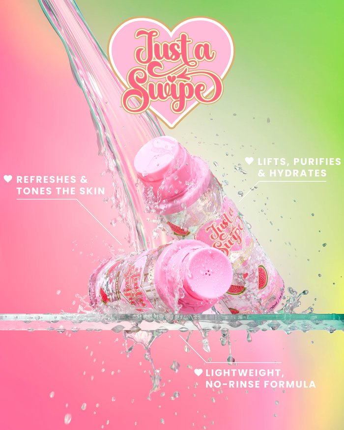 ขวดน้ำไมเซลล์กลิ่นแตงโมของ P. Louise 'Just A Swipe' พร้อมสาดน้ำบนพื้นหลังสีชมพูและสีเขียว