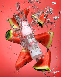 Botella rosa con diseño de sandía rodeada de rodajas de sandía y gotas de agua sobre un fondo rojo