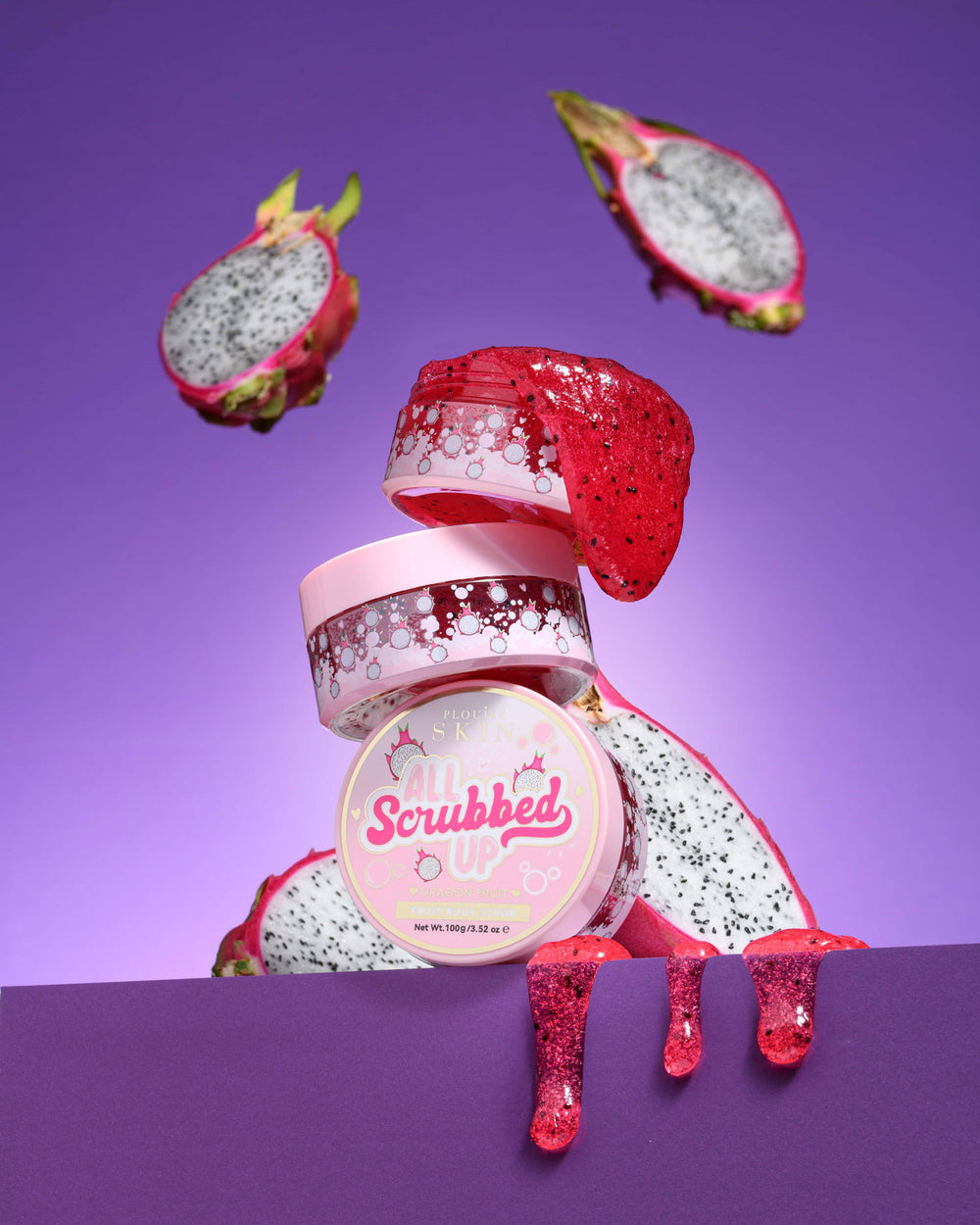Pot met P. Louise All Scrubbed Up Scrubbed Up bodyscrub met drakenfruit op een paarse achtergrond