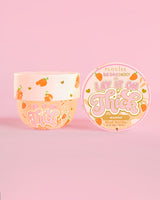 Kutje P. Louise 'Lay It On Thick' mango body butter op een roze achtergrond
