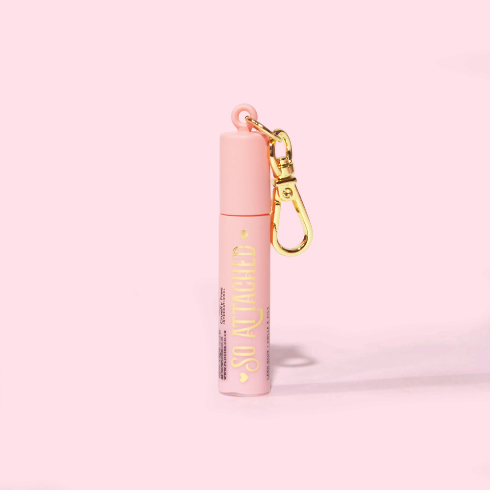 Imagem da P.Louise Mini Keychain Tearproof Mascara em um tubo rosa com escrita dourada e chaveiro dourado