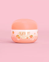 Pot met P. Louise Slick It To Me Peach Melting Body Balm met roze achtergrond