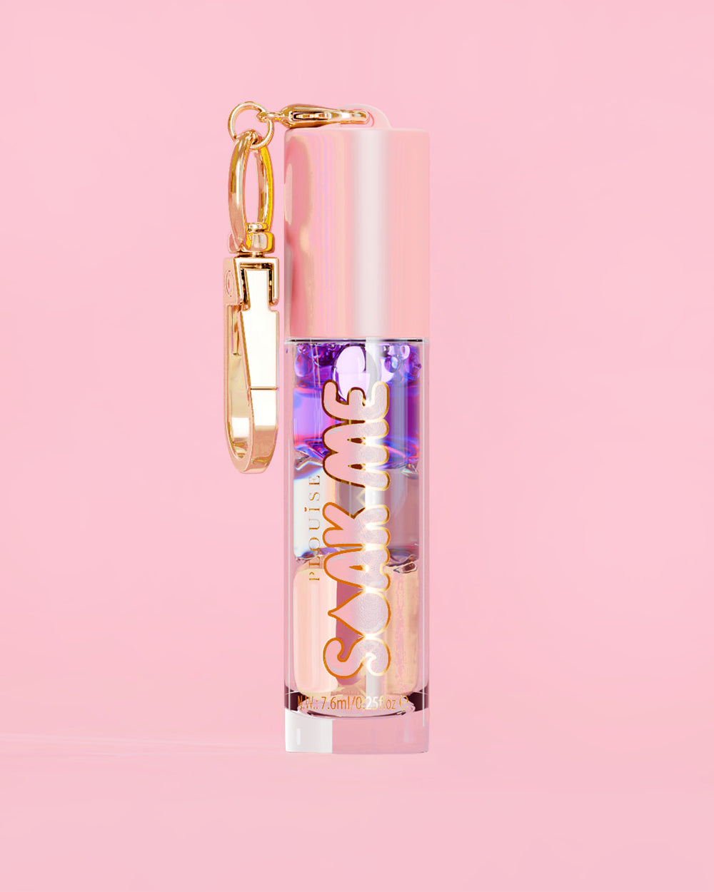 P. Louise Soak Me Lippenöl mit buntem Schichtöl in einer rosa Tube mit goldenem Verschluss auf rosa Hintergrund