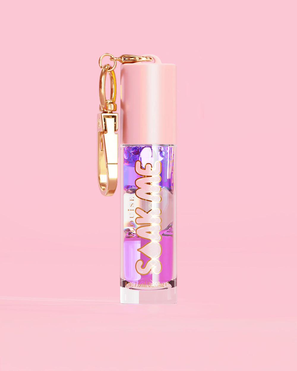 P. Louise Soak Me Lippenöl mit buntem Schichtöl in einer rosa Tube mit goldenem Verschluss auf rosa Hintergrund