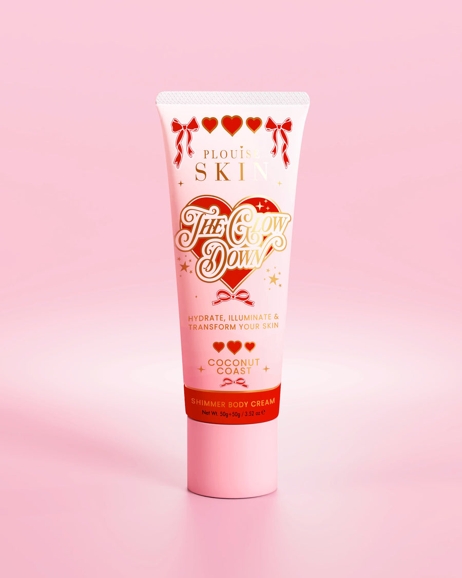 Tubo rosa de creme corporal brilhante P.Louise The Glow Down com aroma de costa de coco contra um fundo rosa