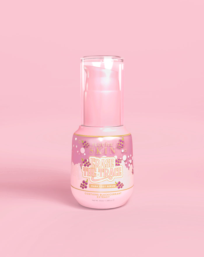 ขวดสีชมพูของ P. Louise Erase The Trace Dark Spot Correcting Serum บนพื้นหลังสีชมพู
