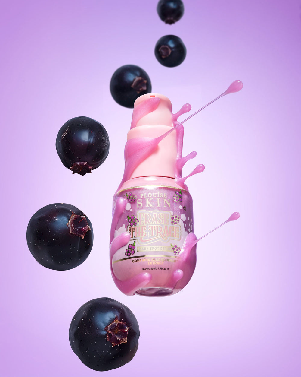Rosa flaske P. Louise Erase The Trace Dark Spot Correcting Serum med væske som kommer av flasken omgitt av solbær på lilla bakgrunn