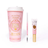 Uma imagem de produto apresentando um lápis de sobrancelha de ponta dupla ao lado de um tubo de gel para sobrancelhas, ao lado de uma xícara de café rosa com rosa e dourado mesclados em um fundo branco