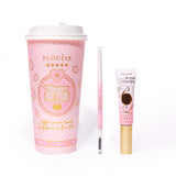 Uma imagem de produto apresentando um lápis de sobrancelha de ponta dupla ao lado de um tubo de gel para sobrancelhas, ao lado de uma xícara de café rosa com rosa e dourado mesclados em um fundo branco