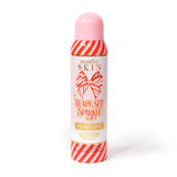 Une bouteille de P. Louise Ready Set Sparkle Christmas Glitter Setting Spray avec des rayures rouges et roses sur la bouteille et un nœud rayé rouge et rose sur fond blanc