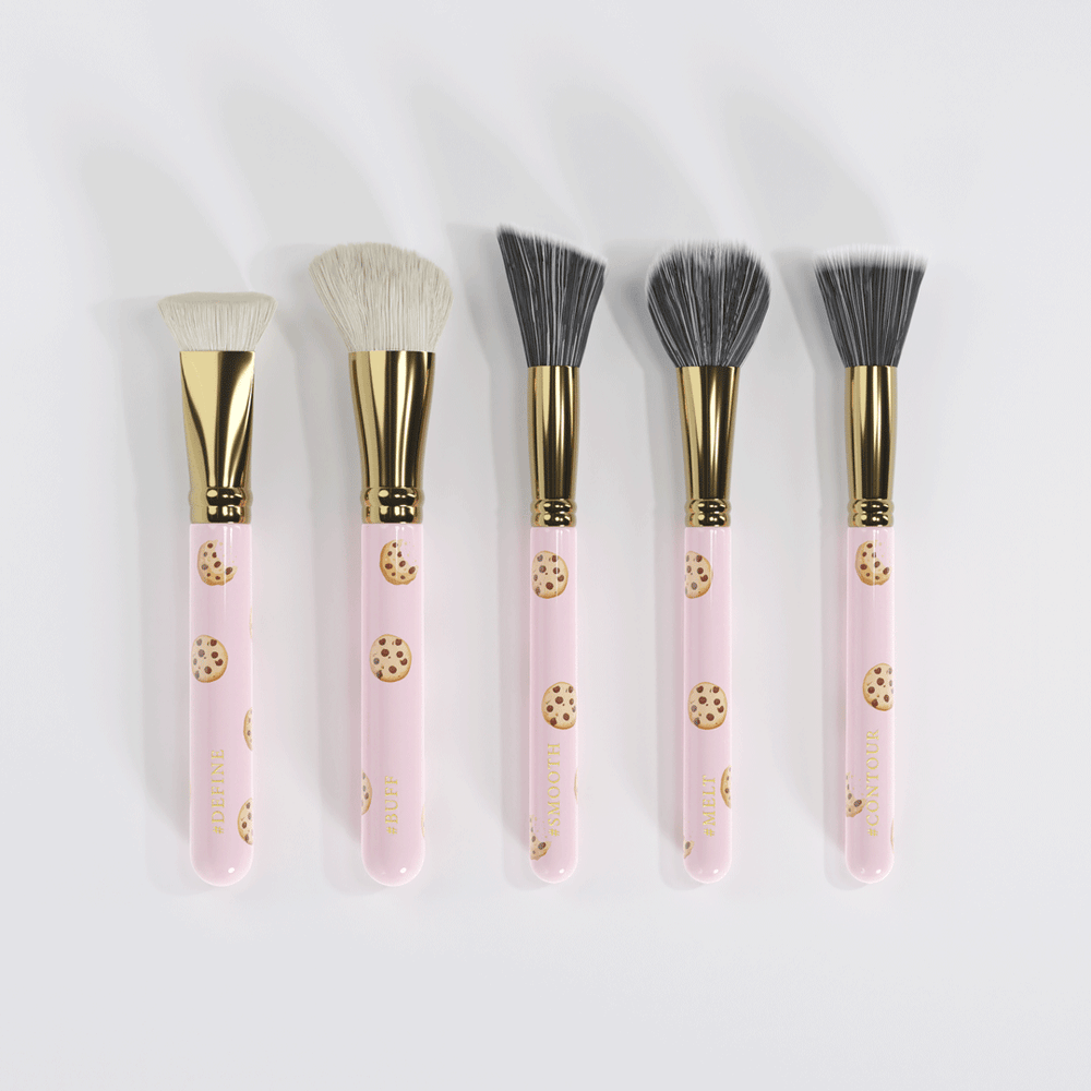 Image de l'ensemble de 5 pinceaux de maquillage Spoiled For Choice de P.Louise posés en rangée sur un fond blanc