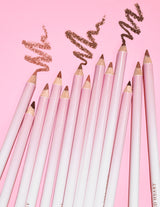 Et bilde av flere P.Louise Ultimate Definition Sharpenable Lip Liners gruppert sammen som viser et produkt tegnet over dem på en rosa bakgrunn