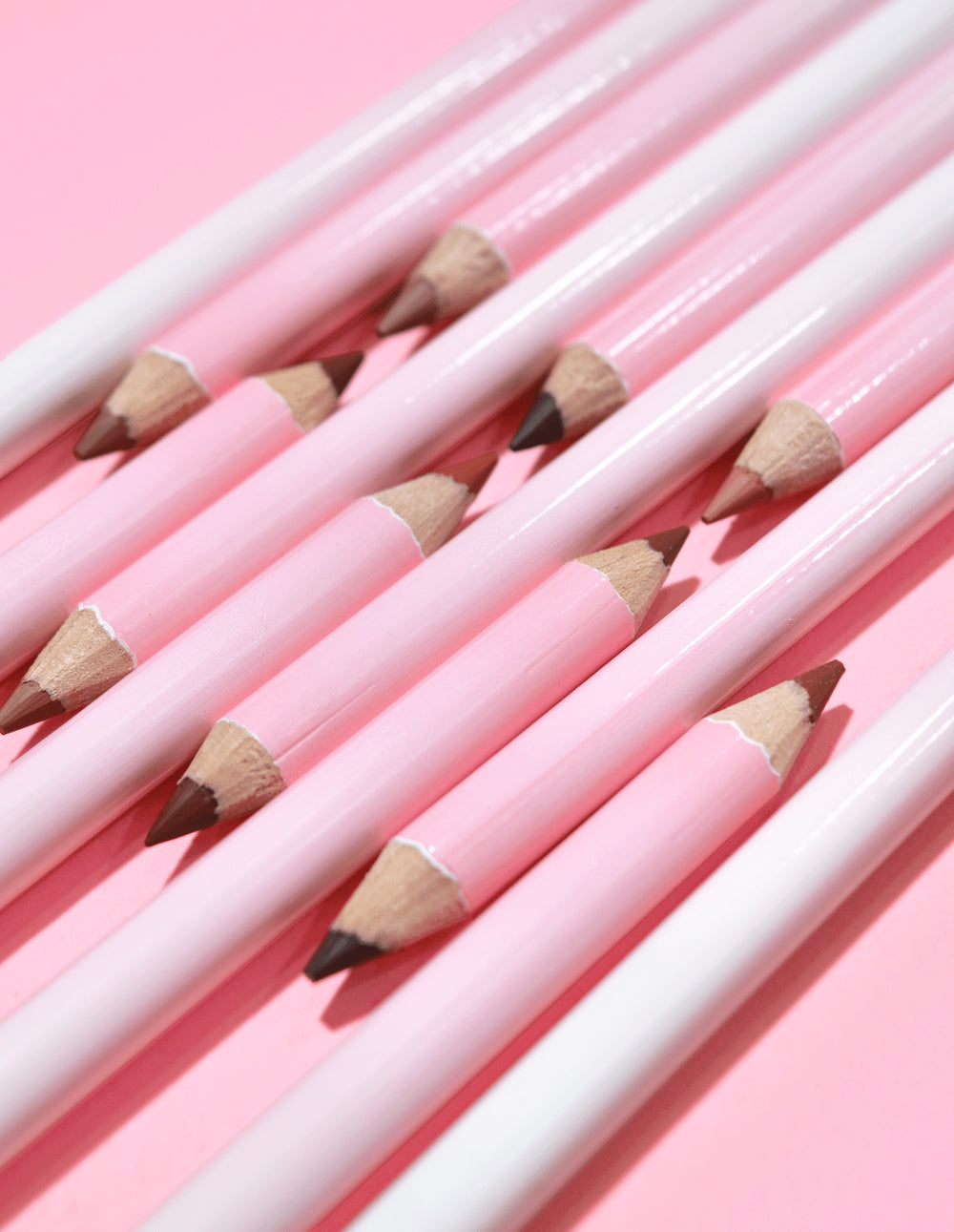 Bilde av P.Louise Ultimate Definition Sharpenable Lip Liners stilt opp og vendt mot hverandre 