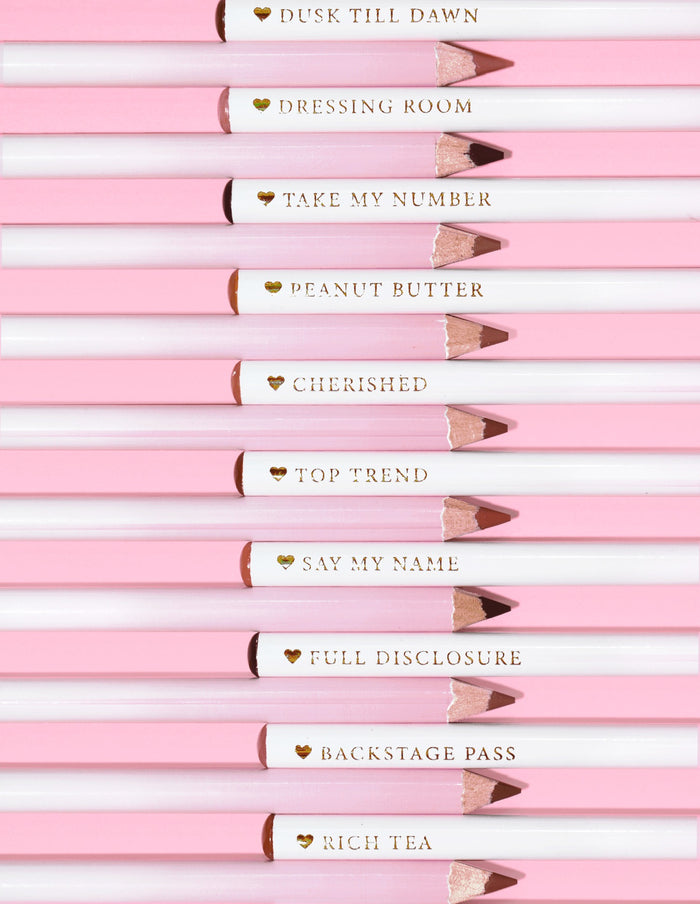 รูปภาพของ P.Louise Ultimate Definition Sharpenable Lip Liners เรียงกันเป็นแถวโดยแสดงส่วนล่างและชื่อของแต่ละเฉดสีบนดินสอ