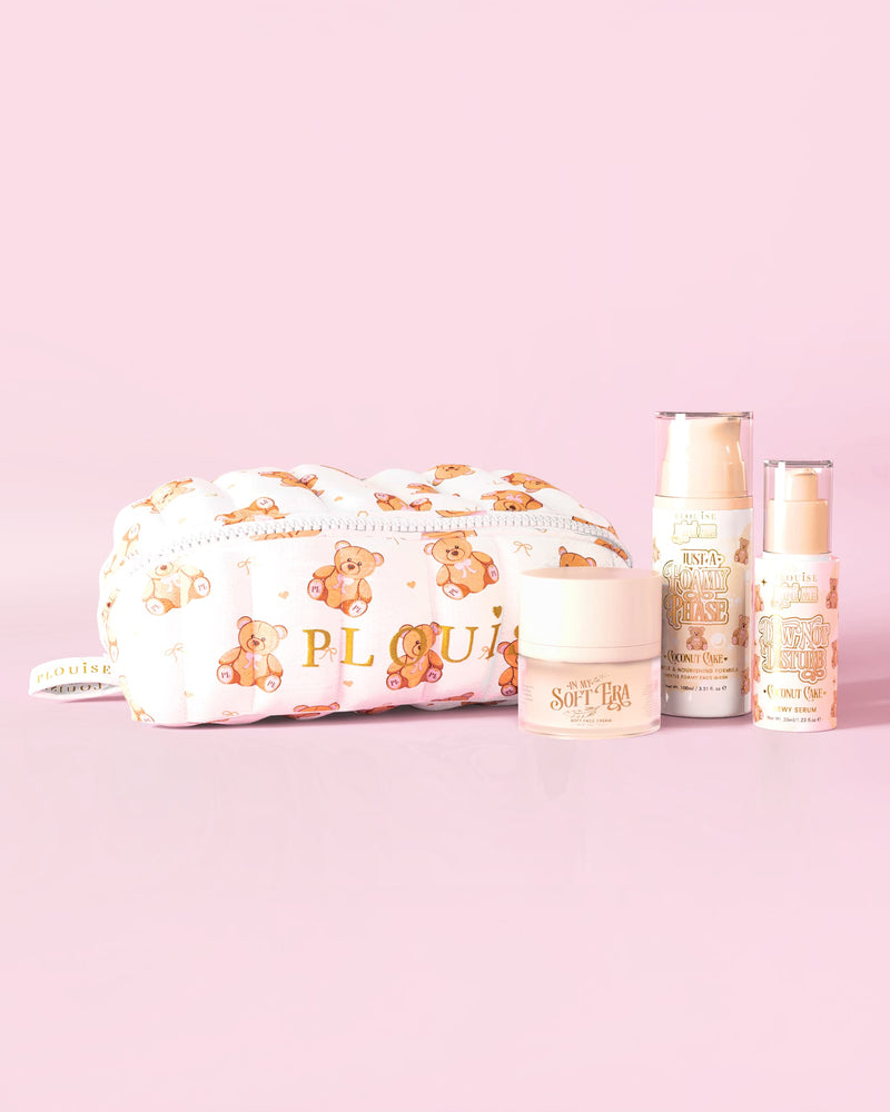 ภาพของ The P.Louise Softest Touch Skincare Starter Kit พร้อมกระเป๋าสกินแคร์และแต่งหน้าตุ๊กตาหมีพิมพ์ลายขนาดใหญ่ และผลิตภัณฑ์บำรุงผิว 3 ชิ้นบนพื้นหลังสีชมพู